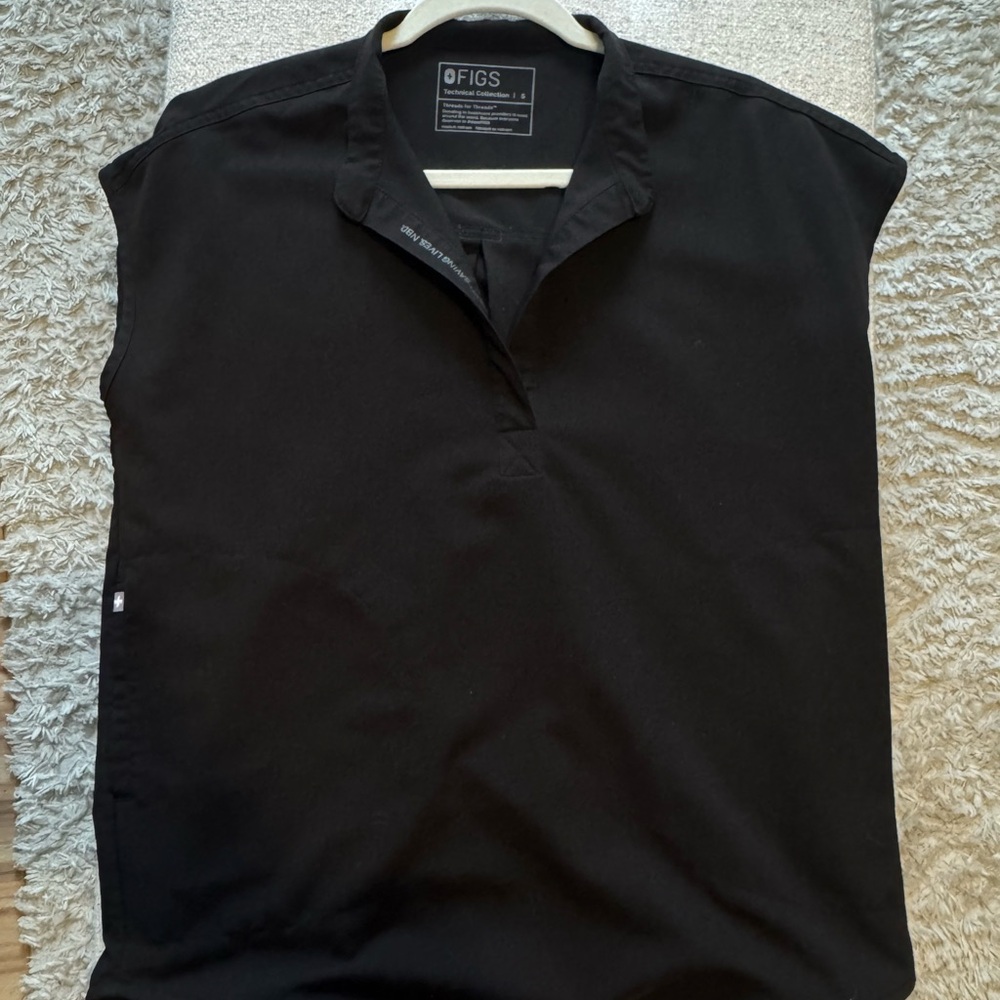 FIGS Women’s Rafeala Scrub Top in Black